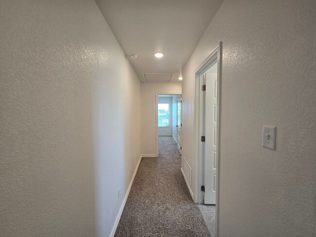 Building Photo - RENT SPECIAL - AVAILABLE NOW!