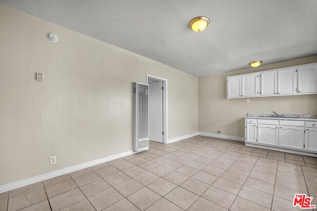 Building Photo - 522 E Kelso St