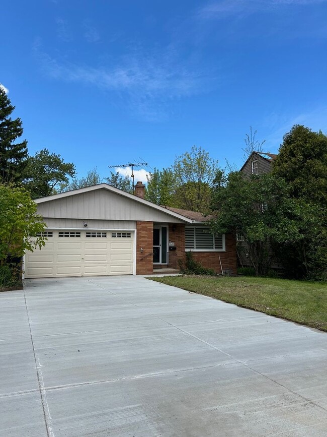 Building Photo - 3 Bedrooms One Floor Ranch House with 2 car attached garage in Lyndhurst