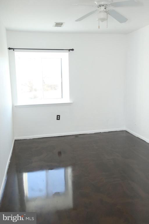 Building Photo - 210 James Ct