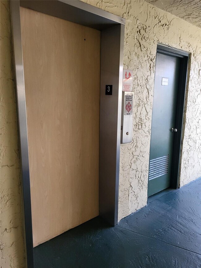 Building Photo - 9070 Lime Bay Blvd