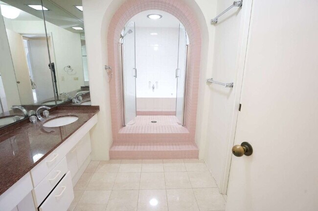 Building Photo - Spacious 2BR/2BA w/ Views, Lanai & 2 Parking – One Waterfront Tower