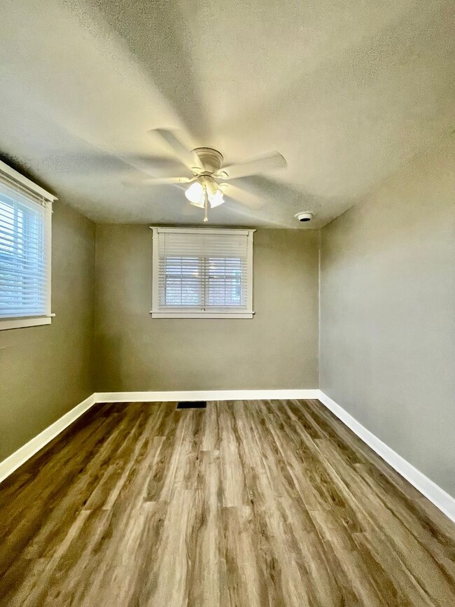 Building Photo - This beautiful 3-bedroom (2 conforming and...