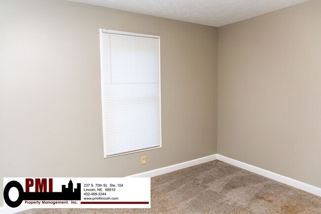 Building Photo - 3 Bedroom and 1.5 bathroom Duplex for rent