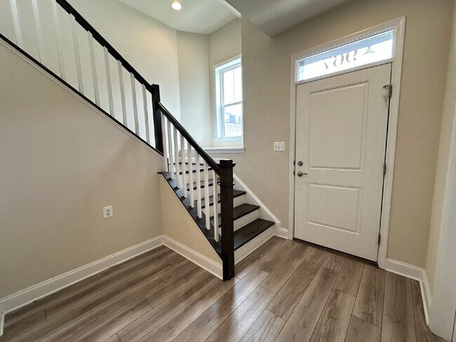 Building Photo - Luxury Townhome in Frederick
