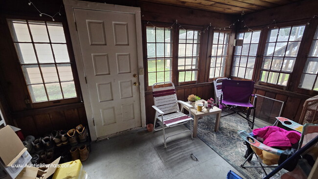 Building Photo - 2 bedroom - Duplex for RENT  Move in Nov 1st