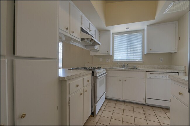Building Photo - 4109 Roxbury Dr