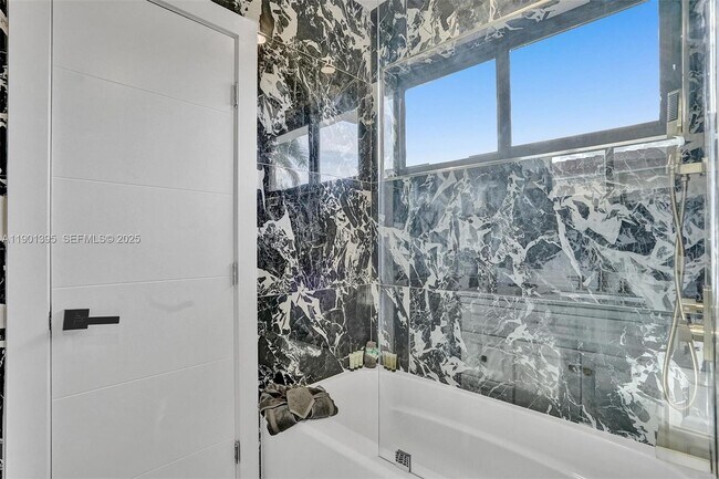 Building Photo - 1141 N North Lake Dr