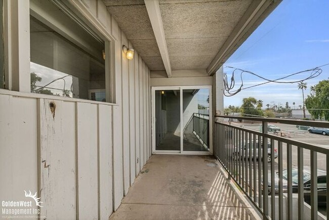 Building Photo - Beautifully Renovated 2Bdm 2Ba Apartment in Phoenix - MI Special