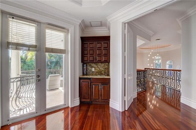 Building Photo - 1320 S Lakeside Dr