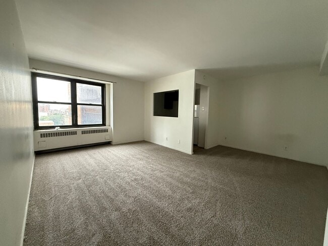 Building Photo - Available studio close to lake and transpo...