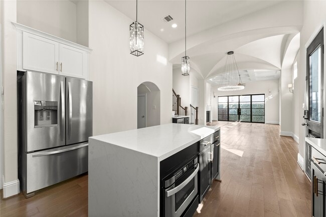 Building Photo - 1902 W 25th St