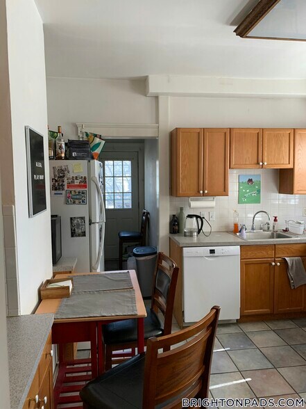 Building Photo - 140 Brooks St