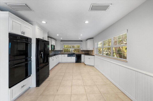 Building Photo - 850 NE Ixora Dr