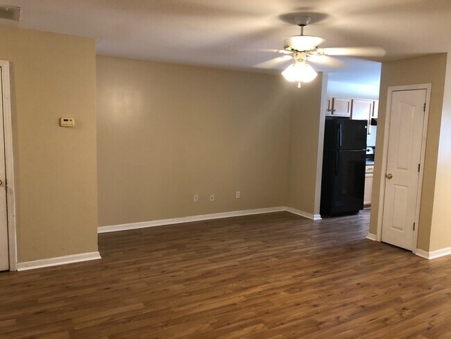 Building Photo - Newly remodeled Townhouse in Douglas Count...