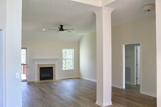 Building Photo - Stunning Move-In Ready Home in Hendersonville – Minutes from Old Hickory Lake!