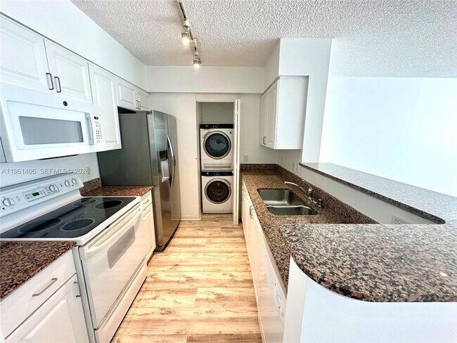 Building Photo - 1155 Brickell Bay Dr