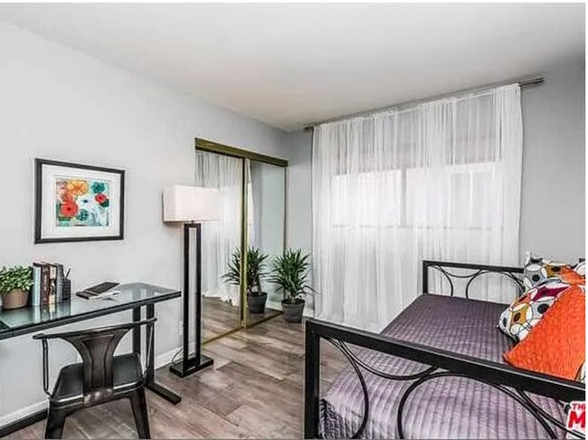 2nd bedroom / office - 1606 S Barrington Ave