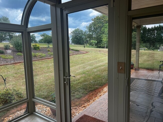 Building Photo - One Level Home in New London