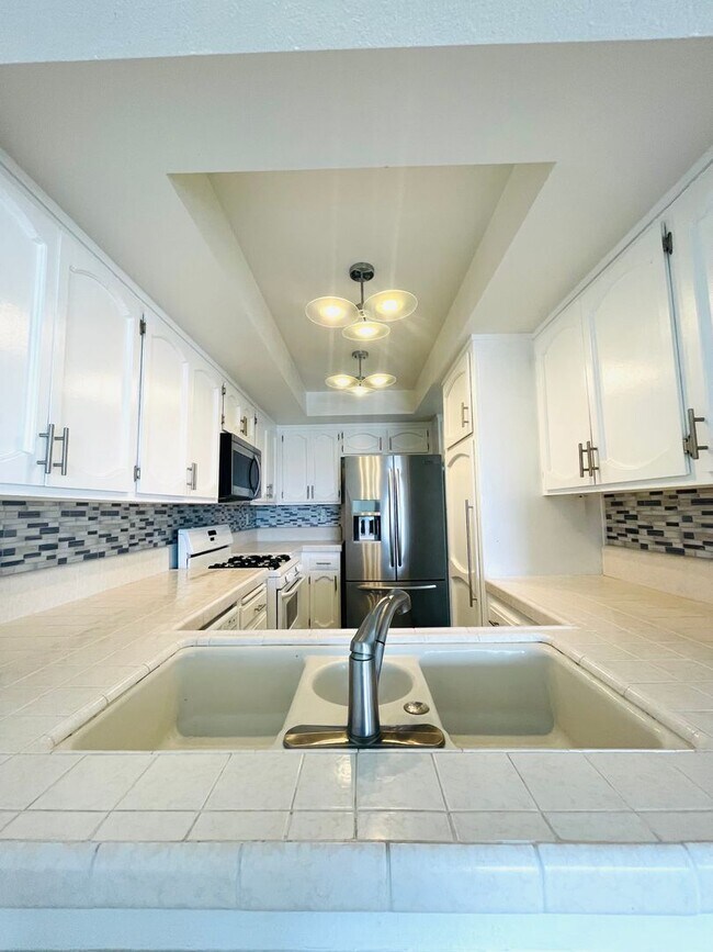Building Photo - Tri-Level Seaview Condo with Amazing Ocean Views!