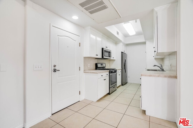 Building Photo - 3328 Oakhurst Ave