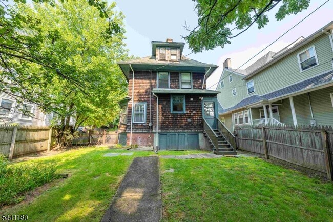 Building Photo - 42 Gates Ave