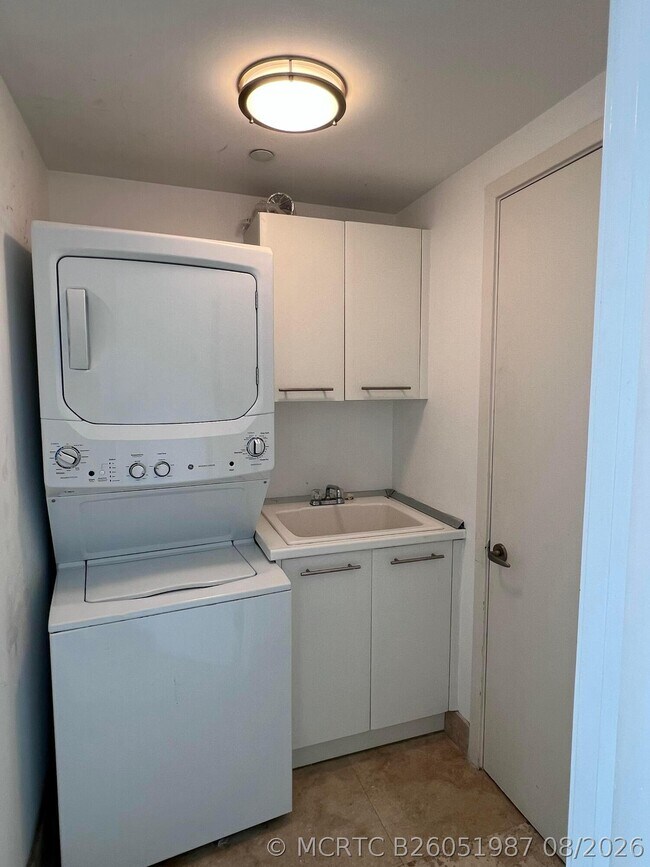 Building Photo - 1331 Brickell Bay Dr