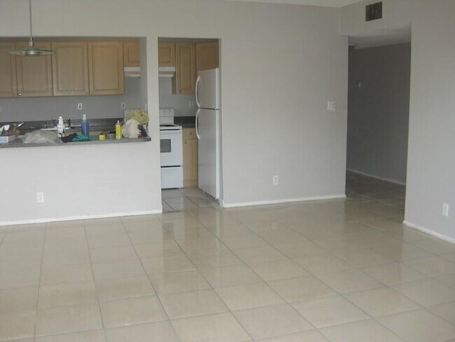 Building Photo - 605 S Pine Island Rd