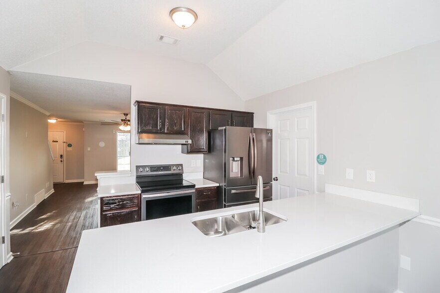 Building Photo - 15 Oaklake Cove