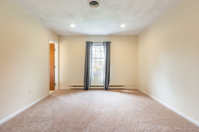 Building Photo - Spacious Ranch Close to Campus