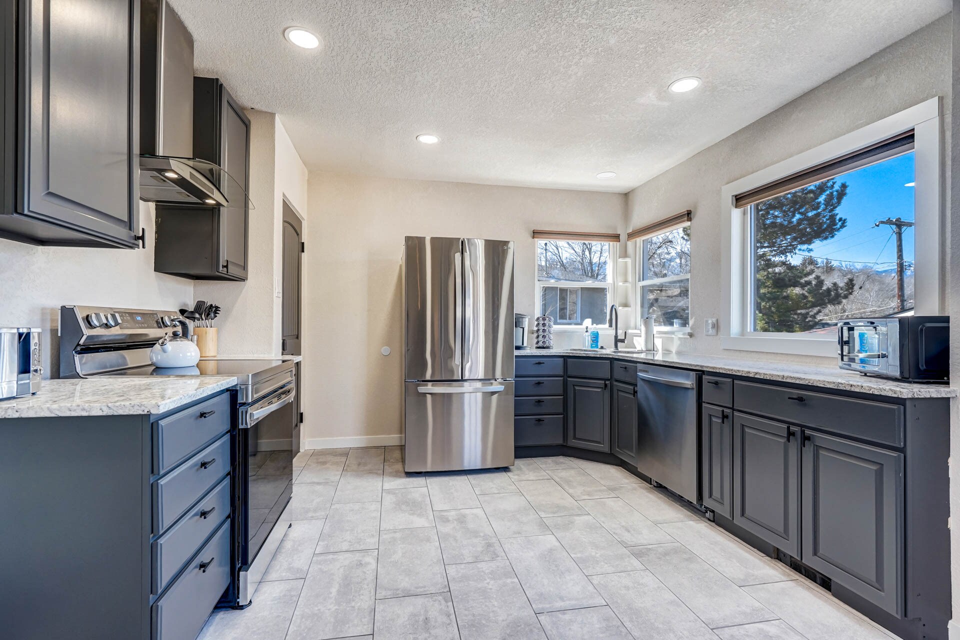 Full kitchen with new appliances - 2022 Woodburn St