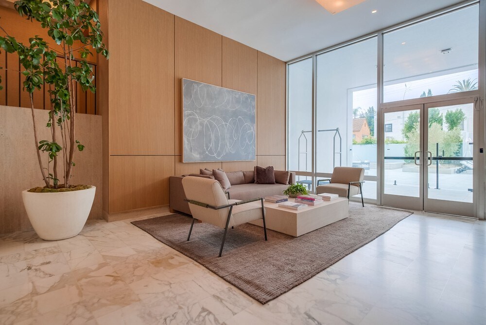 Building Photo - 999 N Doheny Dr