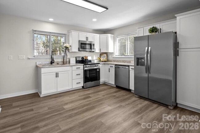 Building Photo - 801 Davenport St