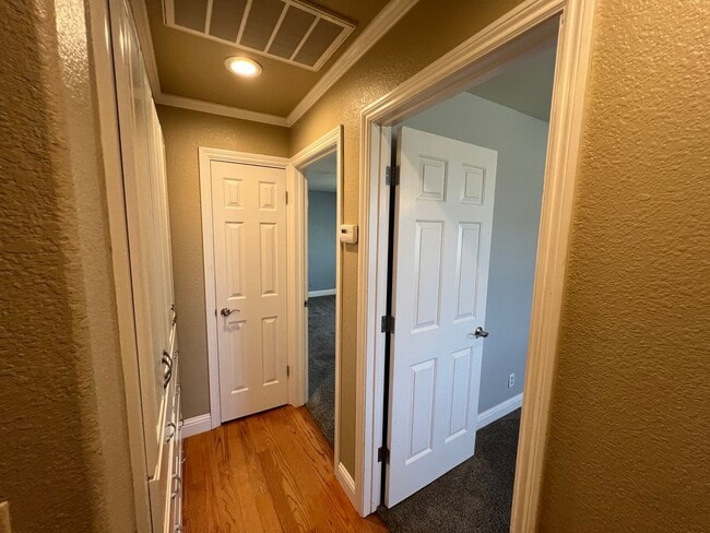 Building Photo - Stunning Country property in Oakdale!