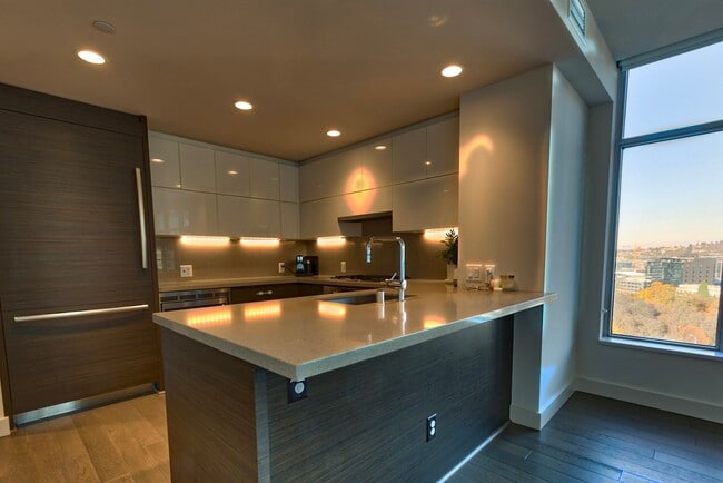 Building Photo - 2bd/1.75ba Seattle Condo