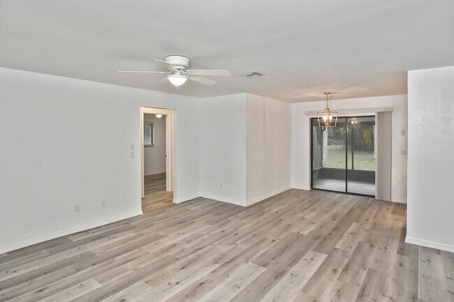 Building Photo - 1202 E 7th St