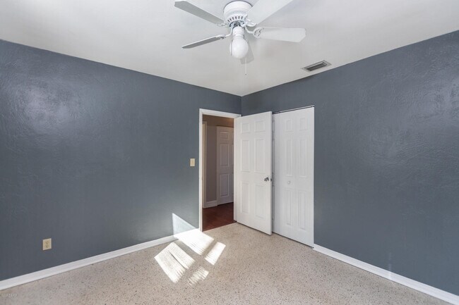 Building Photo - 136 Valencia Dr