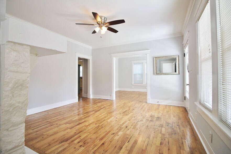 Building Photo - 1711 Villa Pl
