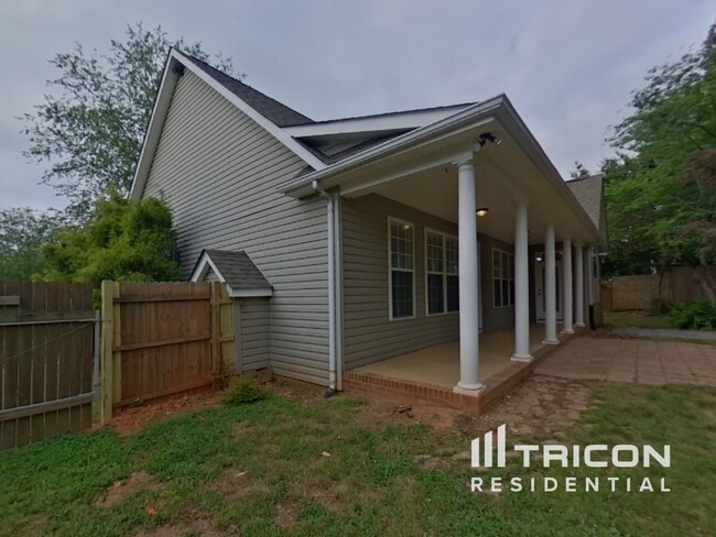 Building Photo - 8721 Magnolia Estates Dr