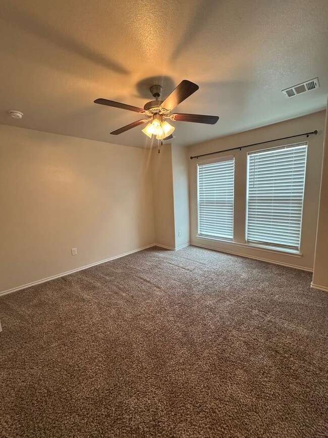 Building Photo - Located in Heritage Hills!!! 3/2/2 Fabulou...