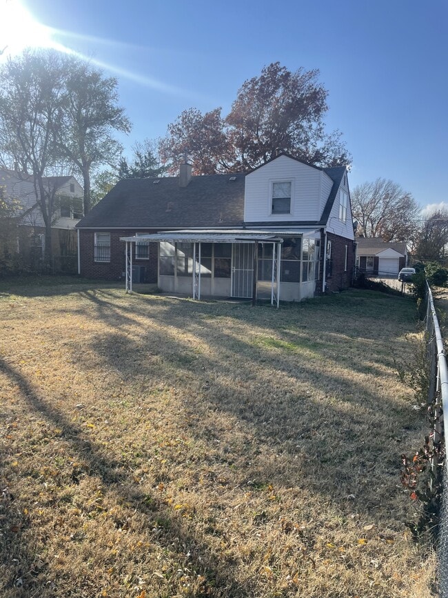 Building Photo - 1658 N Bluff St