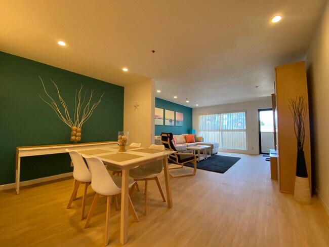 Building Photo - Enjoy coastal living at its finest! Spacio...