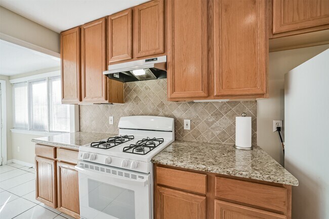 Building Photo - 2411 Wroxton Rd