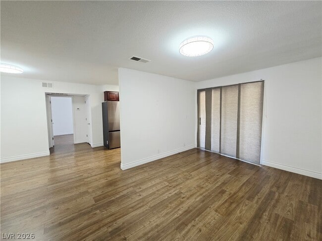 Building Photo - 5081 River Glen Dr