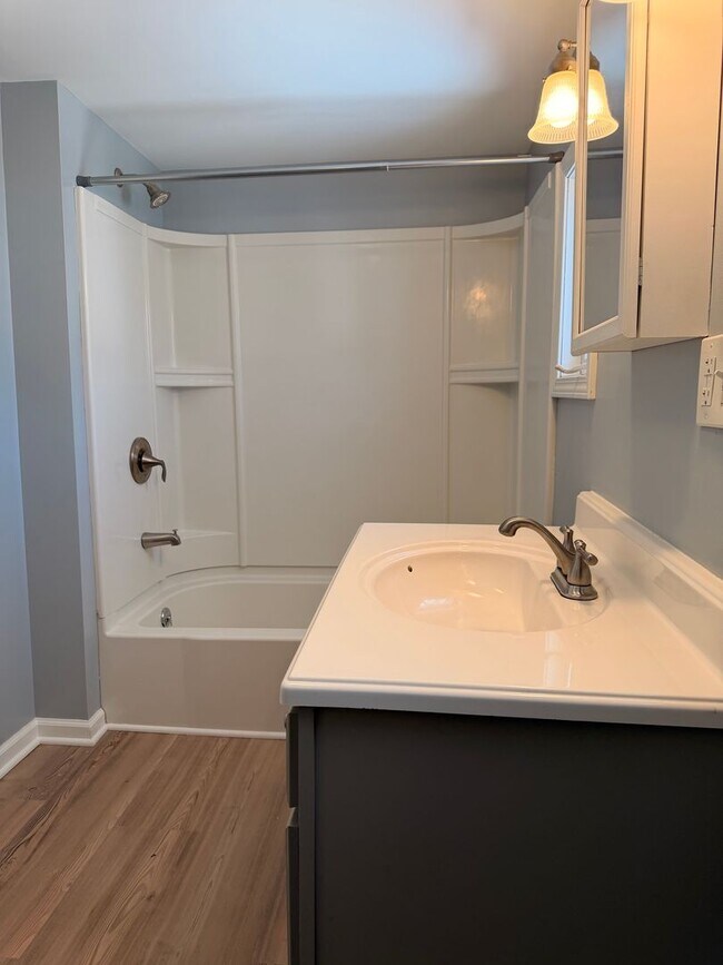 Building Photo - (2) bedroom Single Family Home with Open Layout, Close to Beaches and Lake!