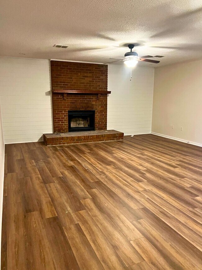 Building Photo - Charming 3-Bedroom Home on 2 Acres – Lands...