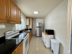 Building Photo - Liliha: 2 Bed, 1 Bath Duplex Unit, Utiliti...