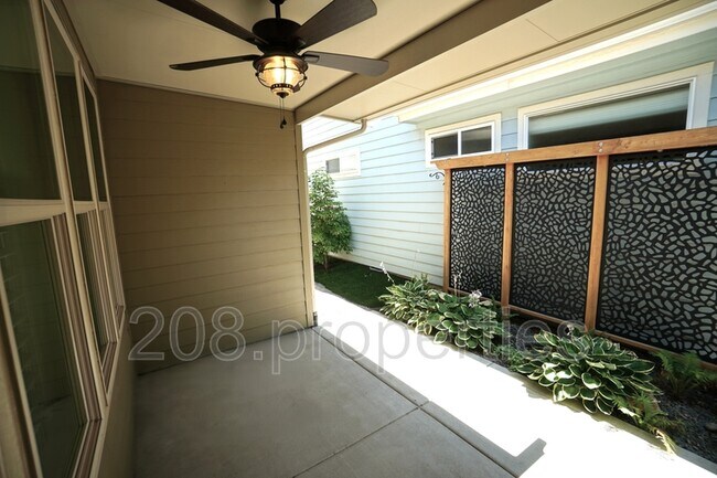 Building Photo - 407 W Pavilion Ln
