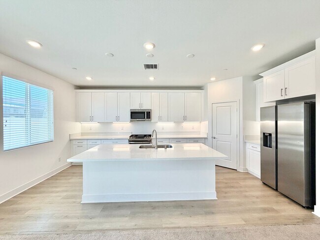 Building Photo - Move-In Ready 5 Bedroom Home with Solar & Large Loft