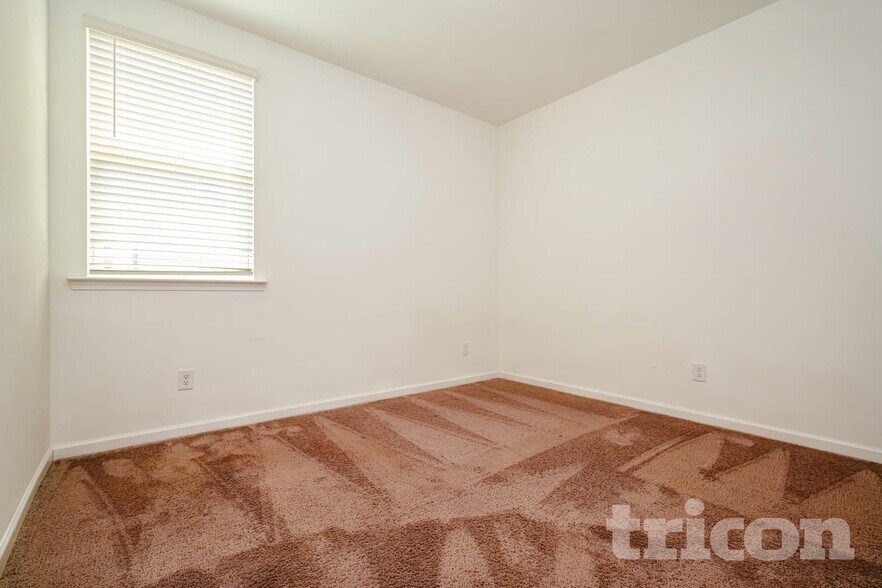 Building Photo - 153 Everett Sq